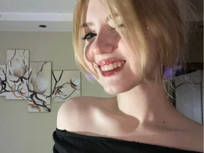 CandyElfie - Russian blondes VR girls VR cam model