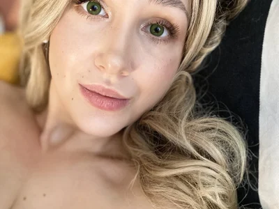 CarolMay live VR cam preview at vrcamshot.com