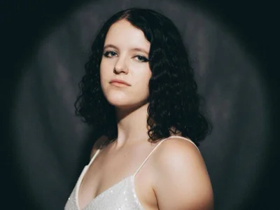 Curly_Cleo live VR cam preview at vrcamshot.com