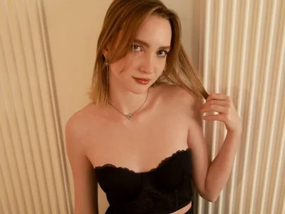 EllaBloom live VR cam preview at vrcamshot.com