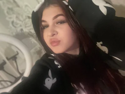 EmberCutee live VR cam preview at vrcamshot.com