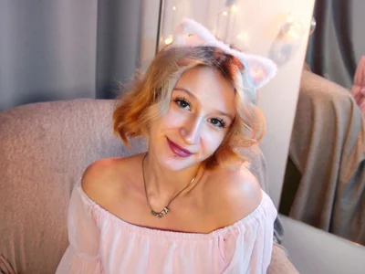 Hey_Lolly_ live VR cam preview at vrcamshot.com