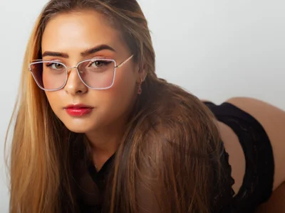 Beautiful MikaelaStone camgirl in vrcamshot.com