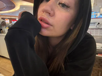 Mila-Bloom live VR cam preview at vrcamshot.com