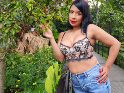 MishaKinki live VR cam preview at vrcamshot.com