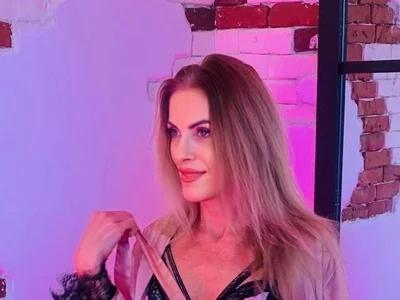 NaomiAmora live VR cam preview at vrcamshot.com