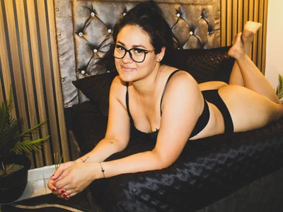 RubyRagge - Curvy latin VR girls VR cam model