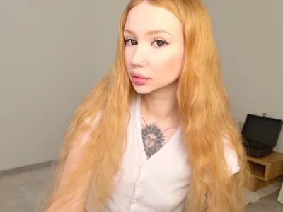 Zoe__Page live VR cam preview at vrcamshot.com