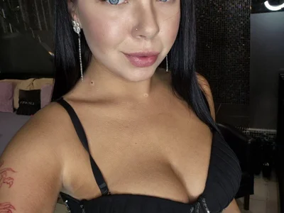 _Monica_Wood_ live VR cam preview at vrcamshot.com