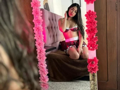 karla_latin_ live VR cam preview at vrcamshot.com